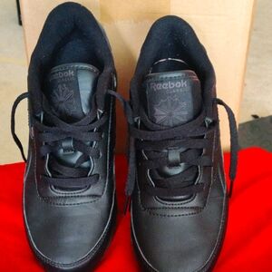 ClAssic black reeboks size 8